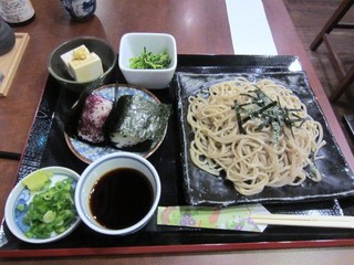 Teuchi Sobadokoro Kai - お店に置いてある新聞呼んでたらざる蕎麦ランチ８５０円がテーブルに運ばれてきました