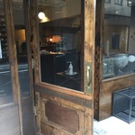 フロムアファー - 古い雑貨屋の扉を移築した感じの入口です　店内が暗めなので全面ガラス張りでも案外落ち着いています