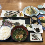 お食事処まるに - いわし刺身定食(いわしの団子汁にチェンジ)、いわしの塩焼き、いわしの天ぷら、お新香