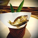 温石 - 出始めの香り高い鮎は、カラッと揚げて