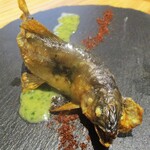 乙味 あさ井 - 鮎 塩焼き：蓼バターソースと からすみパウダーの皮の流れに鮎が泳いでいるようです。　 愛知のブランドほうずき 甘くて 黄色の “鬼灯とまと” が添えられていますョ！　　　　　2020.06.13