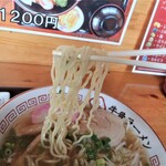 くつろぎ亭ひこべえ  - 麺、持ち上げ