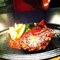 ステーキハウス ビーフオークマ 名古屋店 - 目の前で、デミソースを掛けてくれます