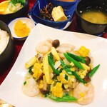 Kaneyo Shokudou - むき海老と季節野菜の塩味炒め
                        A定食