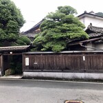 萬歳屋 - 元は料亭だったそうで川沿いの敷地に年季の入った建屋で風情あり♡
