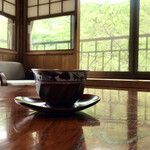 萬歳屋 - 写真撮ってたらなんか年季の 入った卓に反射する緑が美しく【瑠璃光院】かと思ったww