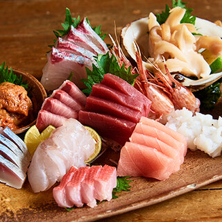 請品嘗每天早上從豐洲採購的，非常新鮮的生魚片。