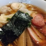 八雲 - 特製ワンタン麺ハーフ黒だしアップ