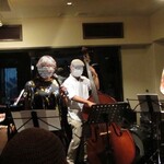 Kyoto Gion Yaku Bizen &Bar Baja Bluet - 奏者は、マスクを着用してのプレイ