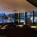 37 Steakhouse & Bar - 東京タワーを望めるオープンエリア。特別な日やご家族利用におすすめです。