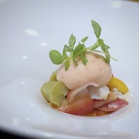 イノベーティブ フレンチ ワタハン - ＊一口サイズにカットした、ホッキ貝、焼き茄子、パブリカ、オクラなどが盛り合わされ、 少し酸味を感じるトマトムースと共に頂くと、さっぱりして美味。