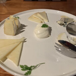 Torazen - 飲み放題コース 5,500円 ② チーズ盛り合わせ。