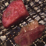 個室焼肉 晩翠 三田総本店 - 焼き網にのせると脂身が溶け出し
                                ルビー色に輝く！