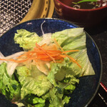 個室焼肉 晩翠 - サラダ&ワカメスープ