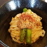 南部屋路ばた - 平打ち麺とアスパラ(別角度)(2020年6月19日)