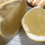 お菓子工房 ソノコ - 断面はこんな感じ、くり抜いたグレフルもちゃんと入ってます