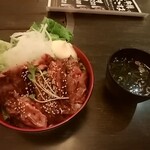 肉匠　牛膳 - はらみ丼６００円とわかめスープ１００円