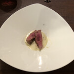 A e B - ミルクフェッドのタンのゴルゴンゾーラソース