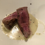 A e B - ミルクフェッドのタンのゴルゴンゾーラソース