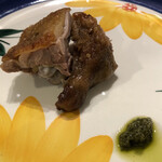 A e B - ほろほろ鳥のももサルサヴェルデ