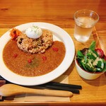 ネオ ガーデン カフェ - 薬膳カレー　サラダ付き　1,100円
玉ねぎ、じゃがいも、人参、キャベツなどの野菜と9種類のスパイス、スギナ、クマザサなどの薬草も入ったデトックスにも最適だそうです。