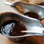 ブロンコ ビリー - ソース２種類　㊤デミグラス　㊦オニオン
      お好きにどーぞって置いてってくれる