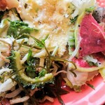 ブロンコ ビリー - ㊧クーブイリチー風サラダ　㊨青パパイヤのトロピカルサラダ