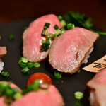 肉系居酒屋 肉十八番屋 - 【炙り肉寿司4種(2人前)＠1,980】三角