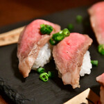 肉系居酒屋 肉十八番屋 - 【炙り肉寿司4種(2人前)＠1,980】カルビ