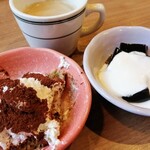 ブロンコ ビリー - ㊨ティラミス(ディナータイムのみ)　㊧コーヒーゼリー