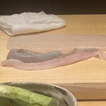 すが弥 - 星鰈の縁側です。この後1cm幅に切り分け、身に挟んでいただきます