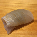 すが弥 - 宮城の星鰈。中には縁側と木の芽が潜みます。眞子鰈とは明らかに異なるシャリシャリ食感。ブラインドだと鰈と分かりません