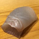 すが弥 - 星鰈。こちらは昆布の旨味と酢橘の香りでいただきます。シャリシャリ肉質に呆然