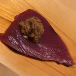 すが弥 - 山ワサビとオカカ、白ネギを叩いた薬味を巻き込みます。ウンマイ