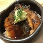 すが弥 - 鰻のミニ丼。一度蒸して脂を抜き、山椒の実で煮て風味付け。煮穴子の技が生きています