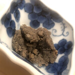 すが弥 - 稚鮎を実山椒と焚き、叩いたもの。いわゆる稚鮎ミンチ。お酒のアテに抜群。ちびちびと舐めながら握りを待ちます