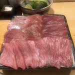 すが弥 - 鮪四種のラインダンス。手前が垂涎のカマ筋です。奥は右手から血合い岸、中トロの漬け、霜降りになります