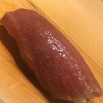 すが弥 - 噴火湾定置網の中トロ。軽く煮切りに漬けました。ウンマイ！