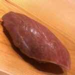 すが弥 - 中トロと大トロの間にある霜降り。境港の鮪。血合い岸同様、鰯の香りを仄かに感じ取ります