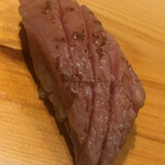 すが弥 - 噴火湾のカマ筋の炙り。カマは繊維が複雑に入り組んでいる部位なので、こちらは厚めに切りつけ片面を炙る流儀