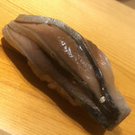 すが弥 - 八戸産の鯖。酢と砂糖で締めます