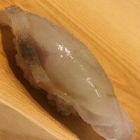 すが弥 - 鯒。夏の魚の代名詞。三日寝かせて真昆布で締めます。2キロの大物。魚体はグロくても身はウンマイ