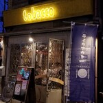 ニュートバコ - 店舗外観
            黄色いネオン看板なんてちょっとレトロ観がありつつも、シンプル&お洒落にまとめてますね♪