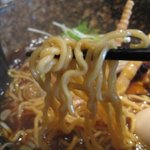 和製らーめん 漁だし亭 - 麺は中太。