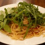 ボッテガビオラ - えび、ツナ、ルーコラ、フレッシュトマトのアーリオエオーリオのスパゲティ