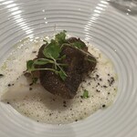 ジョンティ アッシュ - 州清流椎茸のフリカッセ、松ぼっくりで焼き上げた牛ハツとセップ茸のオイルと共に