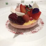 ジョンティ アッシュ - 静岡産袋井市ベリーベリー園中島さんのイチゴのマカロン　ヴエルヴェットルージュのソルベとフロマージュブランのムース