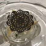 ジョンティ アッシュ - フランス産白アスパラのムースリーヌ、墨烏賊のコンフィとなめらかな蛍烏賊のパテ