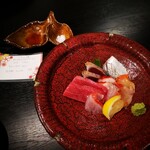 旬魚旬菜まるとび - お刺身盛り合わせ
      鰹、しまあじ、本マグロ中トロ、柳たこ、金目鯛、かんぱち、そして❗赤貝。