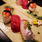 旬魚旬菜まるとび - 握り
      蟹、本マグロ、鯵。